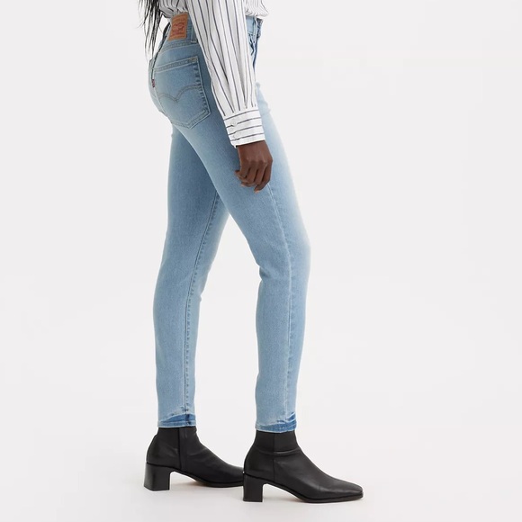 Levi’s 721 High Rise Skinny Jeans in Light Wash - Picture 3 of 10
